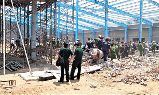 Hiện trường vụ sập công trình ở Khu công nghiệp Hoà Phú, huyện Long Hồ, tỉnh Vĩnh Long xảy ra hồi năm 2019. Ảnh: Bảo Trung