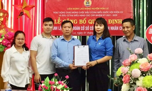 Đại diện lãnh đạo LĐLĐ huyện Hoa Lư, trao Quyết định thành lập CĐCS cho Ban Chấp hành lâm thời Công ty TNHH Nhân Chính. Ảnh: NT