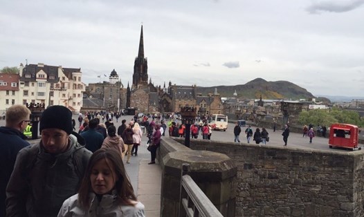 Du khách tham quan lâu đài Edinburgh - Scotland. Ảnh: NVCC