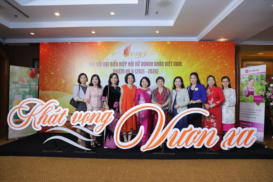 Hiệp hội Nữ doanh nhân trong đêm hội “Khát vọng vươn xa”. Hiệp hội Nữ doanh nhân trong đêm hội “Khát vọng vươn xa”.