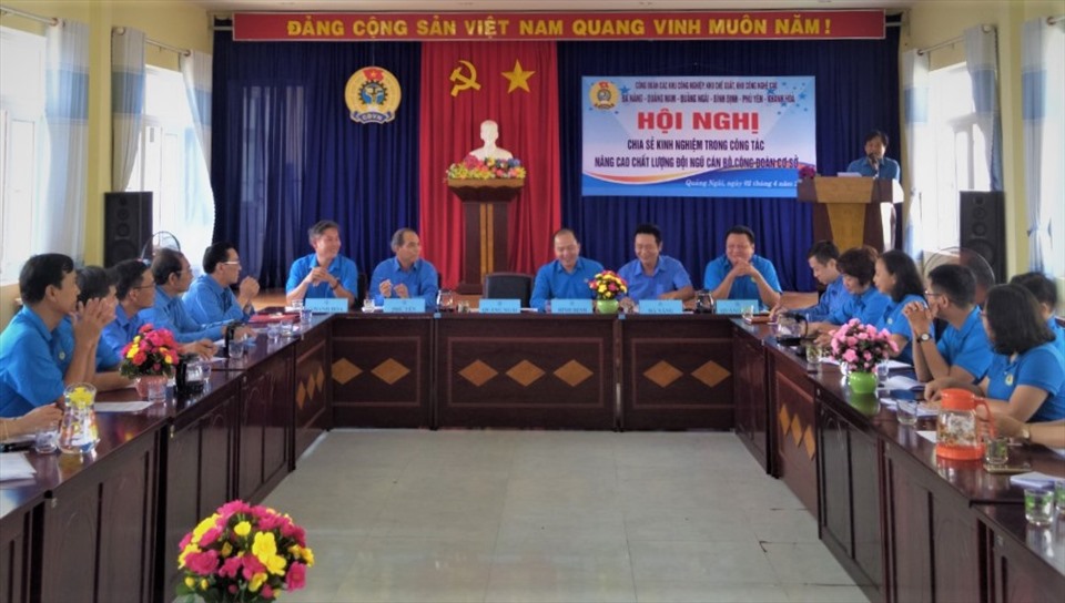 Ký kết chương trình phối hợp Cụm công đoàn các khu công nghiệp Duyên hải Nam Trung bộ. Ảnh: Xuân Quang