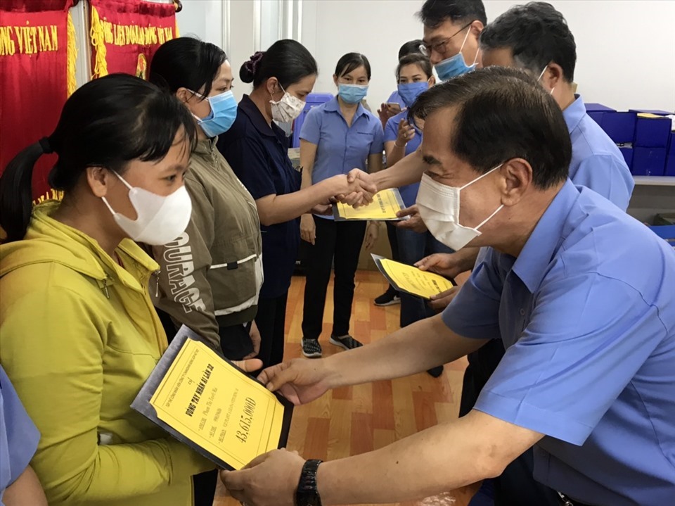 Các trường hợp công nhân có hoàn cảnh khó khăn, bệnh hiểm nghèo của công ty Changshin VN được nhận hỗ trợ. Ảnh: Hà Anh Chiến