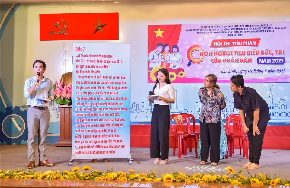 Một tiểu phẩm tuyên truyền về bầu cử đại biểu Quốc hội và HĐND các cấp tại hội thi. Ảnh LĐLĐ Quận Tân Bình