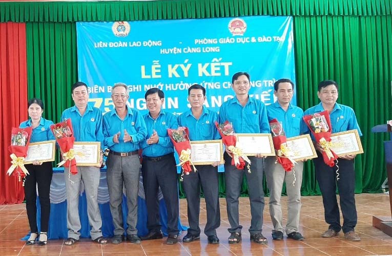 Lãnh đạo LĐLĐ tỉnh Trà Vinh, LĐLĐ huyện Càng Long tặng giấy khen và hoa cho 10 cá nhân có sáng kiến tiêu biểu. Ảnh: Trí Dũng