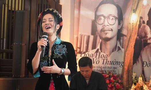 Diva Hồng Nhung tham gia vào đêm nhạc tưởng nhớ cố nhạc sĩ Trịnh Công Sơn. Ảnh: Anh Tú.