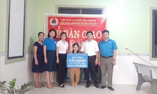 LĐLĐ huyện Anh Sơn (Nghệ An) tổ chức lễ bàn giao nhà "Mái ấm Công đoàn" cho cô Nguyễn Thị Thảo. Ảnh: Thúy Hằng