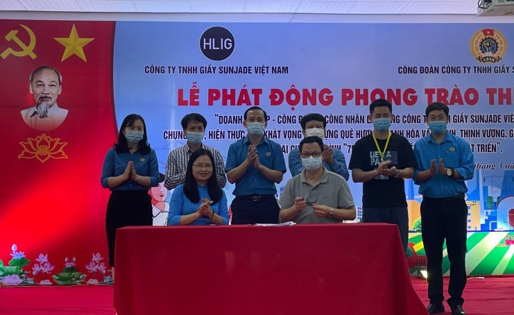 Ký giao ước thi đua tại Công ty TNHH Giày Sunjade Việt Nam. Ảnh: T.H