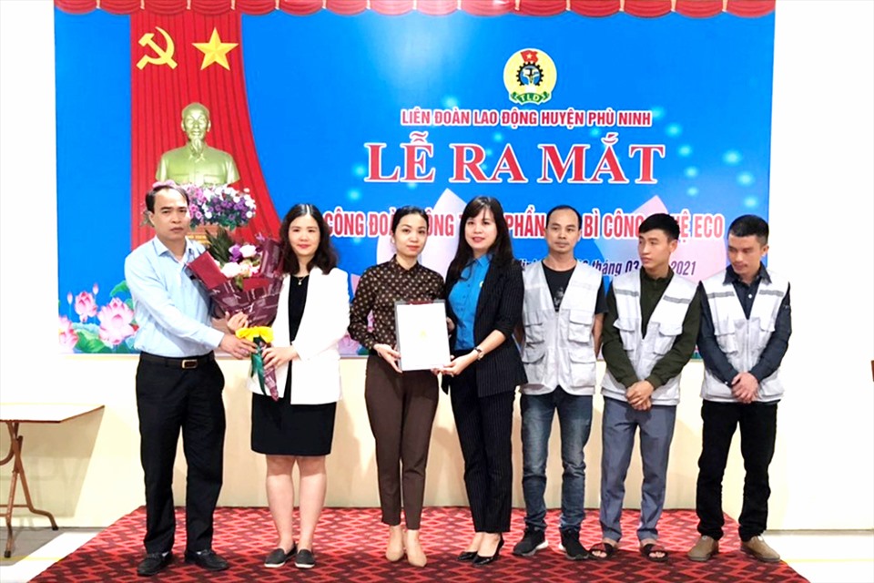 Lãnh đạo huyện uỷ, Liên đoàn Lao động huyện Phù Ninh tặng hoa và trao quyết định thành lập cho Ban chấp hành công đoàn cơ sở. Ảnh: Kiều Công Tuấn