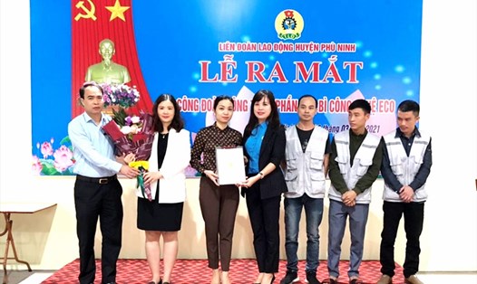 Lãnh đạo huyện uỷ, Liên đoàn Lao động huyện Phù Ninh tặng hoa và trao quyết định thành lập cho Ban chấp hành công đoàn cơ sở. Ảnh: Kiều Công Tuấn