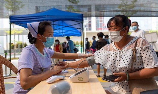 Toàn bộ 300.000 dân số thành phố Thụy Lệ, tỉnh Vân Nam, Trung Quốc được tiêm chủng vaccine COVID-19 để ngăn chặn bùng phát dịch bệnh. Ảnh: Tân Hoa Xã