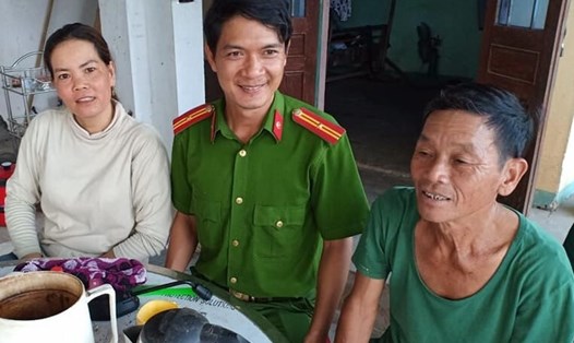 Người nông dân nghèo Nguyễn Thanh Hùng trả lại 60 triệu đồng cho người đánh rơi. Ảnh CAQN