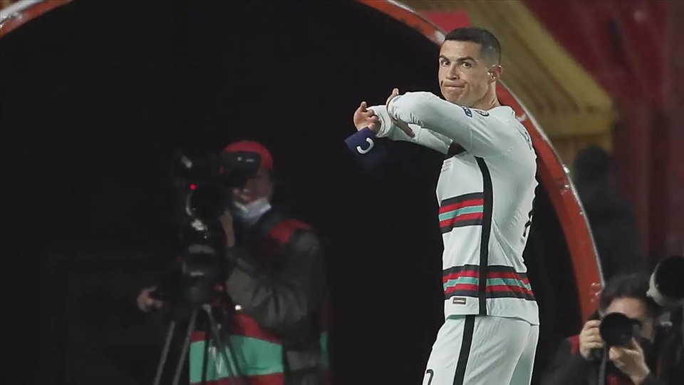 Sau khi được đeo trên cánh tay Cristiano Ronaldo, đây là tấm băng thủ quân "đắt giá nhất thế giới". Ảnh: UEFA
