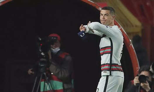 Sau khi được đeo trên cánh tay Cristiano Ronaldo, đây là tấm băng thủ quân "đắt giá nhất thế giới". Ảnh: UEFA