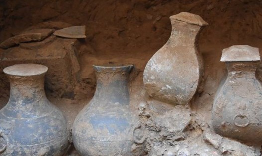 Một phần kho gốm với quy mô lớn hiếm gặp được phát hiện bên trong lăng mộ ở Thiểm Tây, Trung Quốc. Ảnh: Tân Hoa Xã
