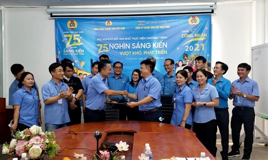 Buổi lễ ký kết giữa CĐCS và Ban giám đốc Công ty Changshin Việt Nam. Ảnh: Hà Anh Chiến
