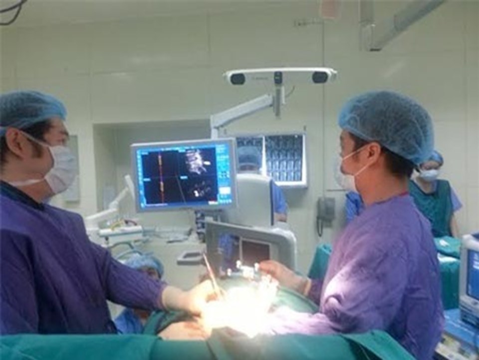 Một ca cấp cứu tại Bệnh viện Đại học Y Hà Nội. Ảnh: BVCC