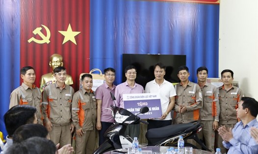 Lãnh đạo Công đoàn Điện lực Việt Nam tặng quà đoàn viên trên huyện đảo Bạch Long Vỹ. Ảnh: Nguyễn Lương