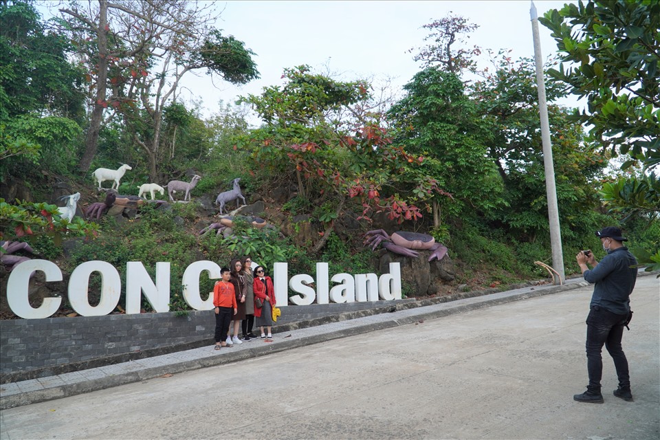 Cồn Cỏ (Quảng Trị) được nhiều du khách chọn làm điểm đến trong mùa du lịch. Ảnh: Minh Thành