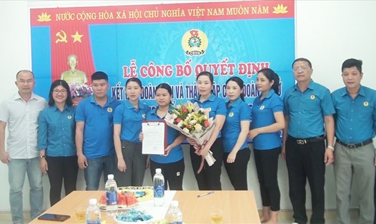 Lãnh đạo LĐLĐ huyện Nghĩa Đàn (Nghệ An) và Công ty Viet home Stone trao quyết định và tặng hoa chúc mừng BCH Công đoàn lâm thời. Ảnh: Văn Dương