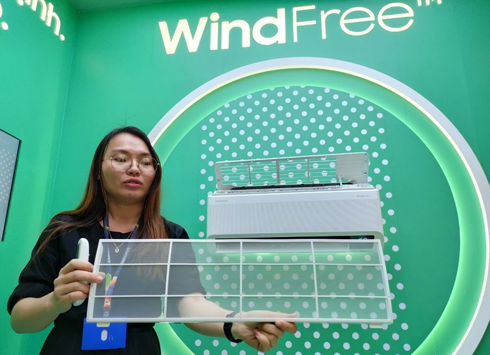 Giới thiệu các tính năng công nghệ mới của máy lạnh Samsung WindFree. Ảnh: Minh Đăng.