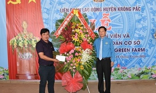 Ông Nguyễn Công Bảo - Chủ tịch LĐLĐ tỉnh Đắk Lắk tặng hoa chúc mừng phía CĐCS Công ty cổ phần KD Green Farm. Ảnh: T.X
