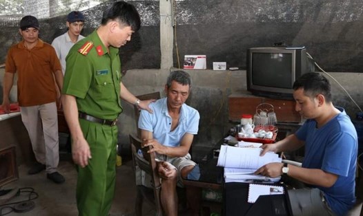 Cơ quan công an lập biên bản bắt giữ đối tượng Thái cùng tang vật. Ảnh: CA Hà Nam.