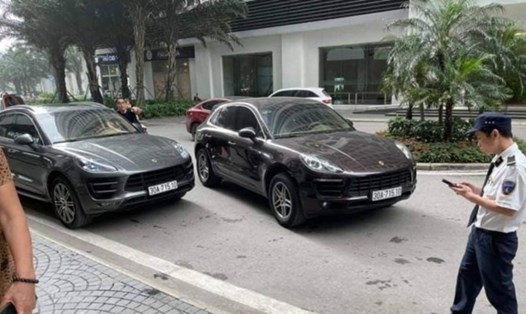 Hai xe sang hiệu Porsche cùng mang một biển số ở Hà Nội. Ảnh: CMH