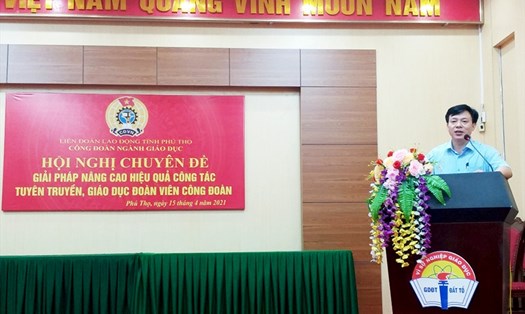 Ông Đặng Minh Tiến - Chủ tịch Công đoàn ngành Giáo dục tỉnh Phú Thọ phát biểu tại Hội nghị. Ảnh: LĐLĐ tỉnh Phú Thọ