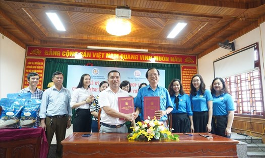 Công đoàn ngành Nông nghiệp và Phát triển nông thôn Nghệ An ký kết chương trình thoả thuận hợp tác với Tổng Công ty Vật tư Nông nghiệp Nghệ An để nâng cao phúc lợi cho đoàn viên. Ảnh: QĐ