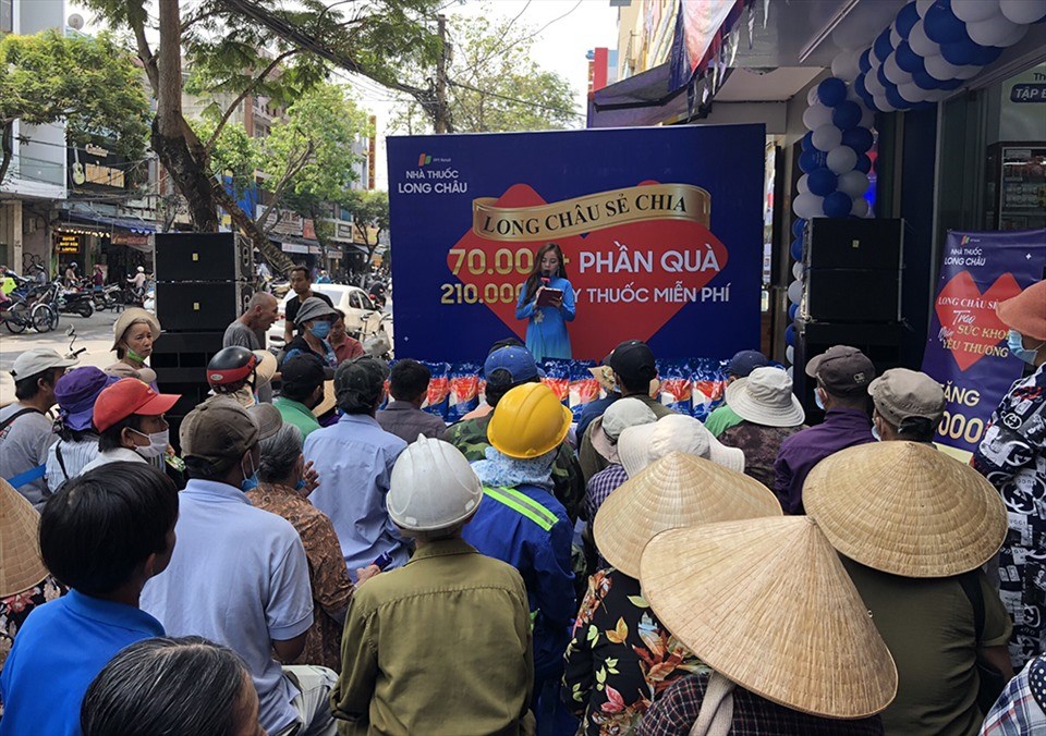 Tại buổi phát quà của FPT Long Châu. Ảnh: Kỳ Bảo. Tại buổi phát quà của FPT Long Châu. Ảnh: Kỳ Bảo.