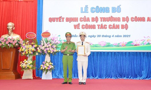 Thượng tướng Lê Quý Vương - Thứ trưởng Bộ Công an - tới dự và trao Quyết định cho tân Giám đốc Công an tỉnh Bắc Ninh. Ảnh: Báo Bắc Ninh
