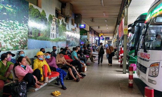 Hành khách chờ lên xe ở bến xe Miền Đông (quận Bình Thạnh, TPHCM).  Ảnh: Minh Quân