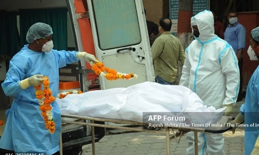 Các nhân viên y tế khiêng xác một bệnh nhân COVID-19 từ xe cấp cứu tại Nigambodh Ghat ở Delhi, Ấn Độ vào ngày 16.4.2021. Ảnh: AFP