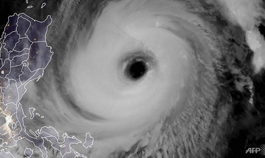 Hình ảnh vệ tinh cho thấy bão Surigae ngoài khơi bờ biển phía đông của Philippines vào ngày 20.4.2021. Ảnh: RAMMB/ CIRA / AFP