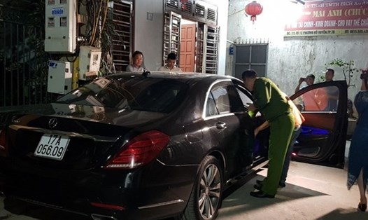 Lực lượng công an Thái Bình khám xét xe ôtô của trùm vay nặng lãi Chúc "Nhị". Ảnh: CTV