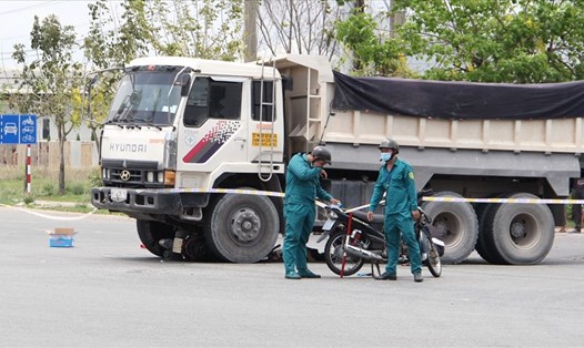 Hiện trường vụ tai nạn khiến đôi nam nữ thương vong ở Bình Dương. Ảnh: Đình Trọng