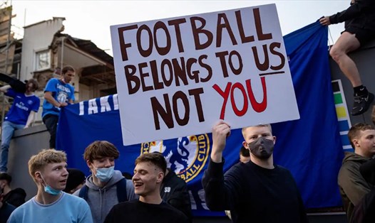 Bóng đá chuẩn bị được "trả lại cho người hâm mộ" khi European Super League đã tạm dừng. Ảnh: AFP