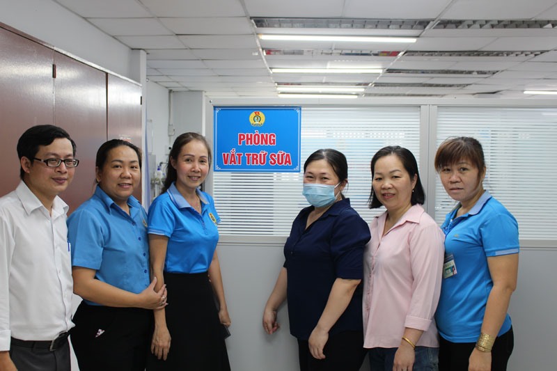 Cán bộ LĐLĐ Quận 8 và công đoàn cơ sở Công ty TNHH Tainan International Việt Nam khai trương phòng vắt trữ sữa. Ảnh LĐLĐ Quận 8