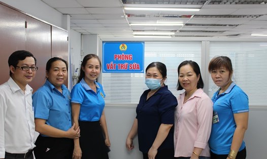 Cán bộ LĐLĐ Quận 8 và công đoàn cơ sở Công ty TNHH Tainan International Việt Nam khai trương phòng vắt trữ sữa. Ảnh LĐLĐ Quận 8