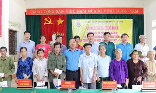 Lãnh đạo Công đoàn Công Thương Việt Nam tặng quà người dân tại Tuyên Quang. Ảnh: Thuỳ Linh