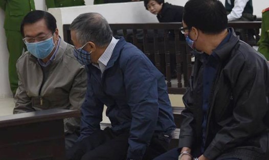 Cựu Bộ trưởng Vũ Huy Hoàng (ngoài cùng bên trái) tại phiên toà hoãn hôm 18.1. Ảnh: C.Hùng