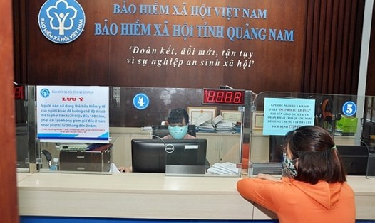 BHXH tỉnh Quảng Nam đẩy mạnh tuyên truyền đến người dân những lợi ích khi thực hiện chi trả chế độ BHXH không dùng tiền mặt. Nguồn: BHXHQN