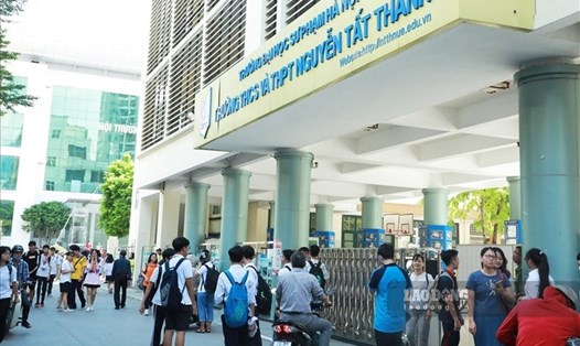Học sinh tham dự kỳ thi vào lớp 10 ở Trường THCS & THPT Nguyễn Tất Thành. Ảnh: Thùy Linh
