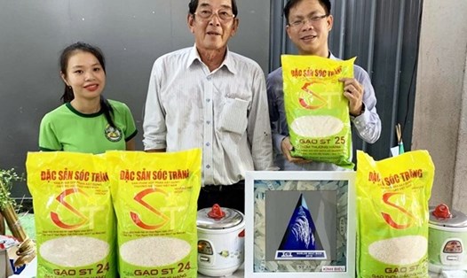 Anh hùng Lao động Hồ Quang Cua giới thiệu gạo ST25 tại thành phố Hồ Chí Minh. Ảnh: Nhật Hồ
