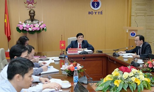 GS.TS Nguyễn Thanh Long- Bộ trưởng Bộ Y tế Việt Nam phát biểu tại cuộc làm việc trực tuyến với Bộ trưởng Bộ Y tế Campuchia. Ảnh: Bộ Y tế cung cấp