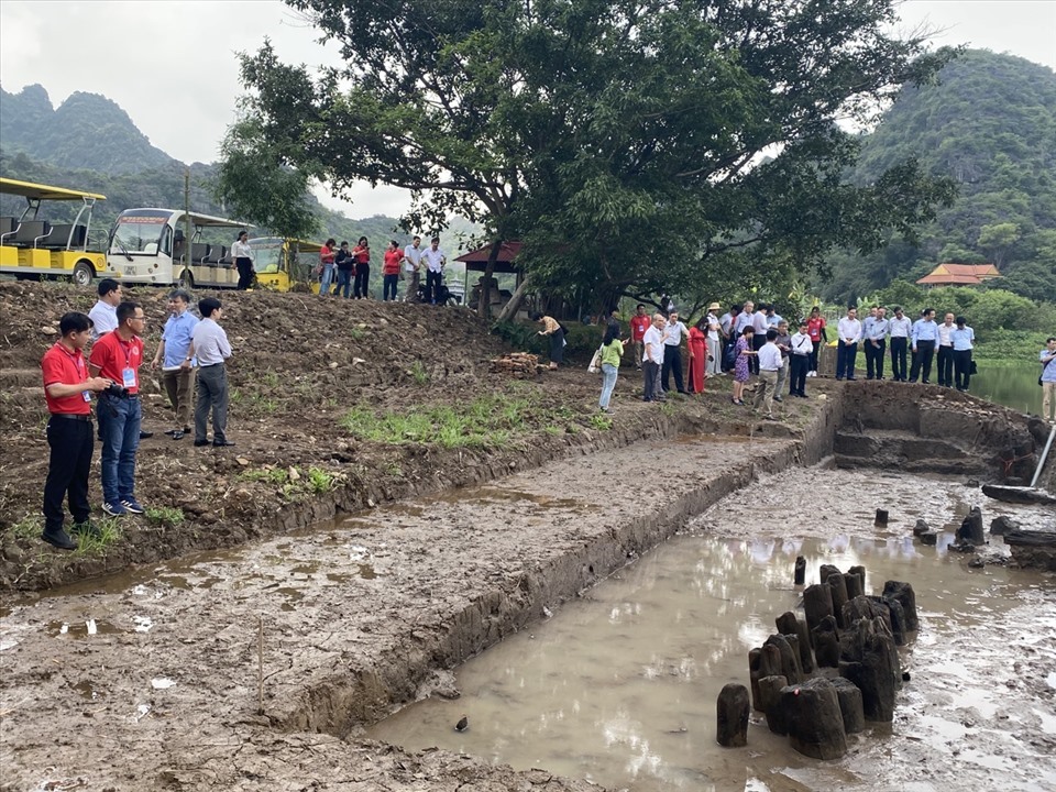 Tại Khu di tích Quốc gia đặc biệt Cố đô Hoa Lư, đoàn khảo cổ đã tiến hành khai quật trên diện tích 300m2 tại vị trí quanh khu vực đền thờ vua Đinh Tiên Hoàng, đền thờ vua Lê Đại Hành và khu Cánh đồng Nội Trong. Ảnh: NT