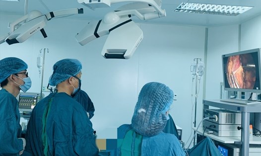 Phẫu thuật nội soi ung thư bàng quang và tạo hình quai ruột làm thành một bàng quang mới ở Bệnh viện Đa khoa tỉnh Quảng Trị. Ảnh: Hưng Thơ.
