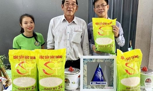 Kỹ sư Hồ Quang Cua và sản phẩm gạo ST25 đoạt giải "Gạo ngon nhất thế giới". Ảnh: Nhật Hồ