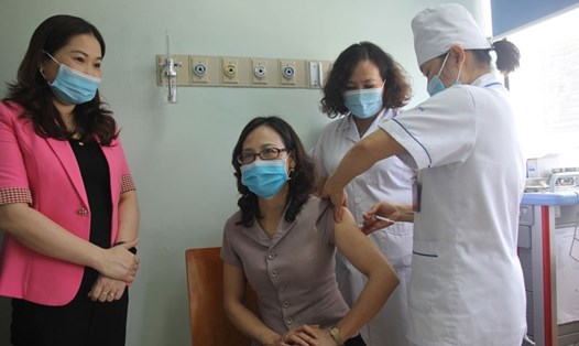 Bà Lê Thị Hồng Vân - Giám đốc Sở Y tế Yên Bái tiêm vaccine phòng COVID-19 ngày 22.4.