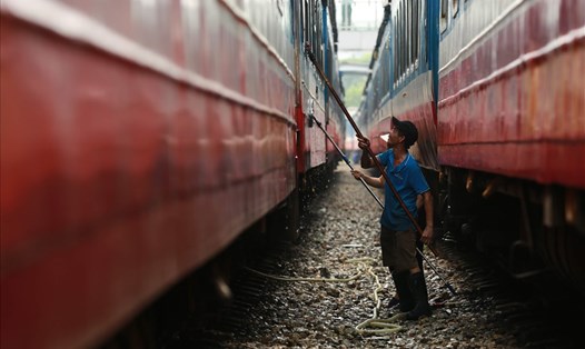 Công nhân đường sắt thực hiện duy tu bảo dưỡng tàu. Ảnh Hải Nguyễn